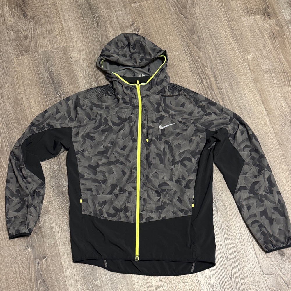 Nike Running Men's Black and Camouflage Windbreaker Jacket